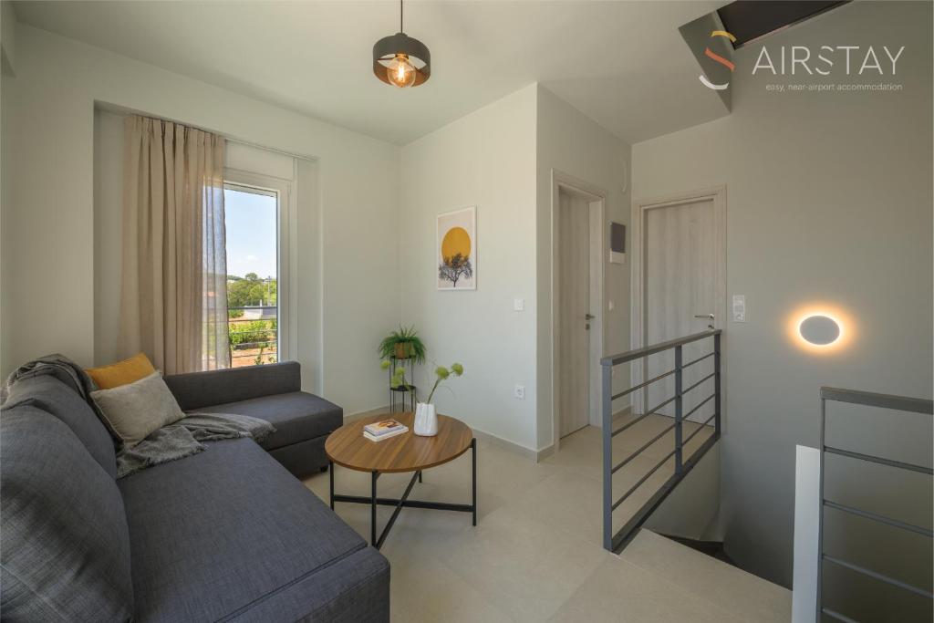 Χώρος καθιστικού στο Komos Villas Airport by Airstay