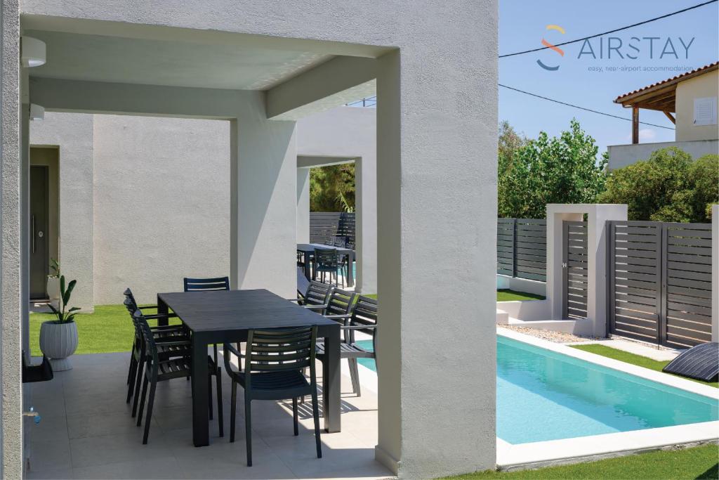 Πισίνα στο ή κοντά στο Komos Villas Airport by Airstay