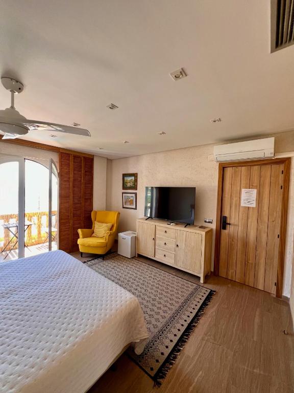 Televízia a/alebo spoločenská miestnosť v ubytovaní Botanico Boutique Hotel