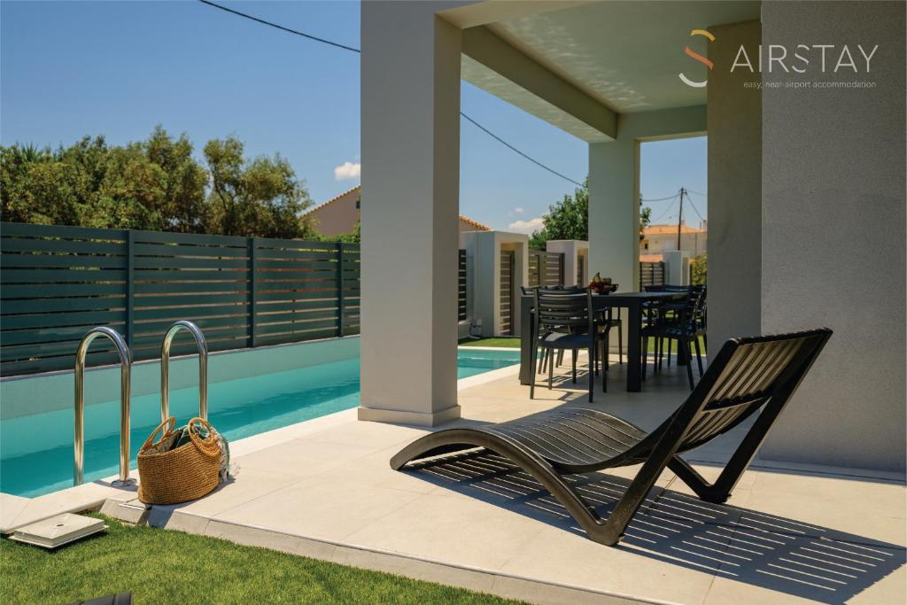 Πισίνα στο ή κοντά στο Komos Villas Airport by Airstay