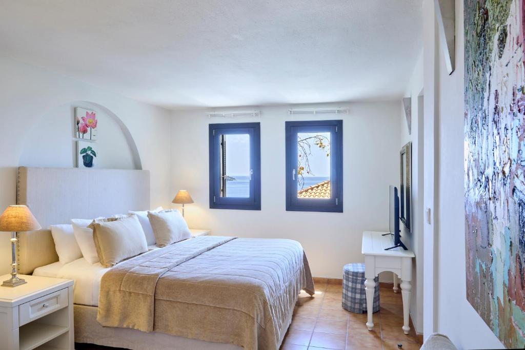 Postel nebo postele na pokoji v ubytování Aegean Suites, Santikos Collection