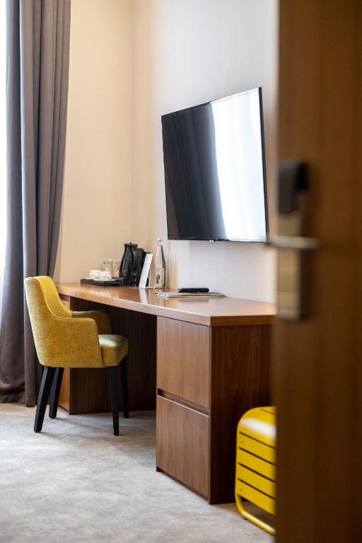 TV a/nebo společenská místnost v ubytování Maison Royale