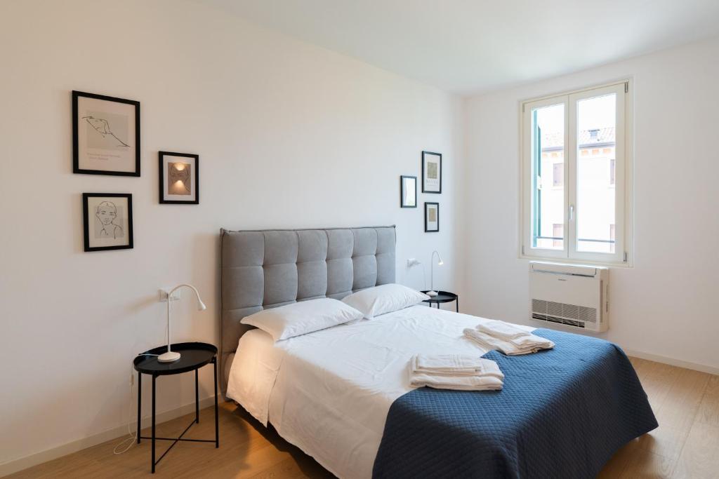 Palazzo delle Guglie by Postcardsfrom - Resim 5