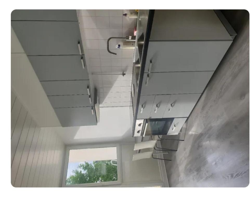 Elle offre une vue sur le plafond et dispose d'une fenêtre. dans l'établissement Blanche apparemment, à Orléans