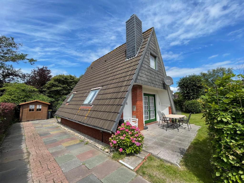 a house with a gambrel roof with a patio at Sielhuus in Neuharlingersiel