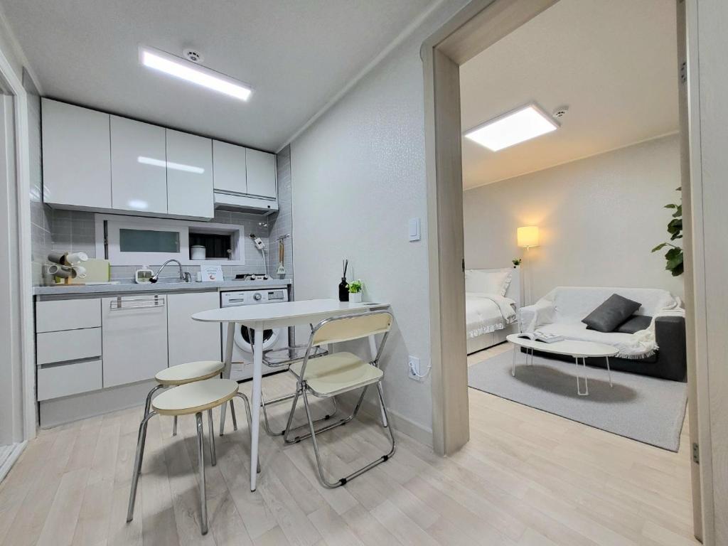 Moon House_1