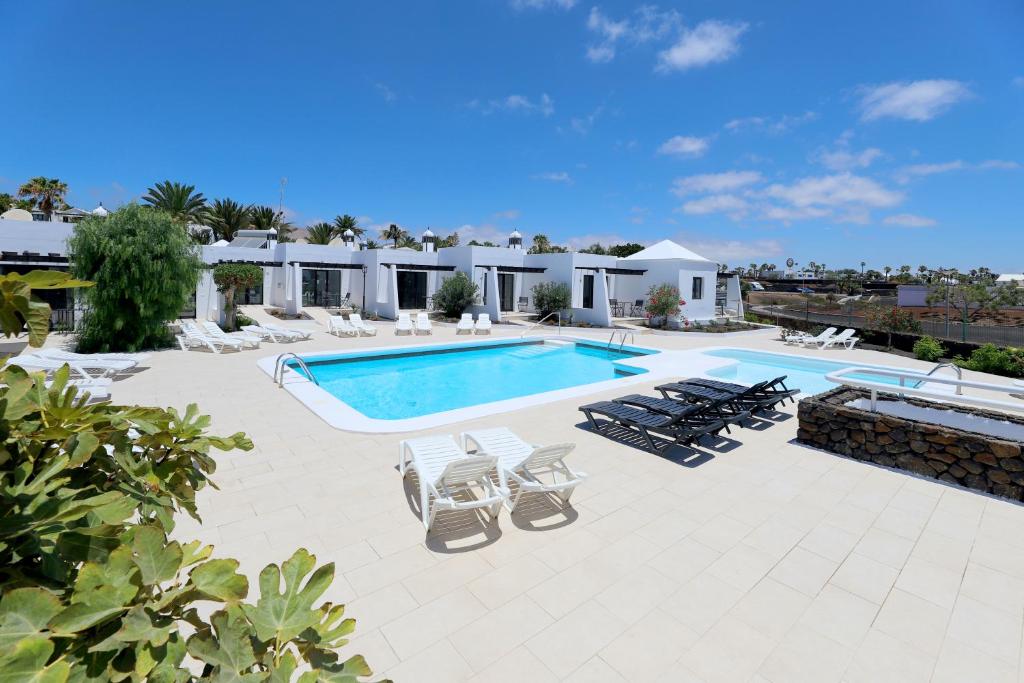 basen z szezlongami i ośrodek w obiekcie Salmarina Bungalows w Puerto del Carmen