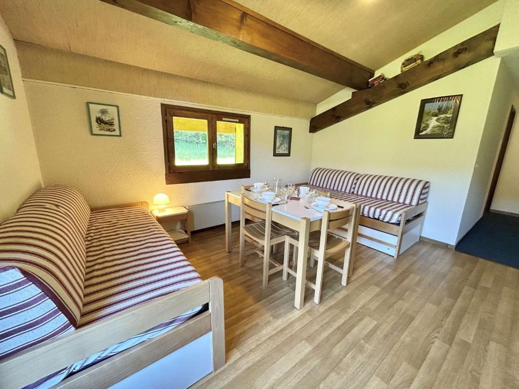 une pièce avec une table et des chaises et une salle à manger dans l'établissement Appartement cosy 2 pièces, 6 couchages, balcon, garage et casier à skis, Demi-Quartier - FR-1-597-9, à Demi-Quartier