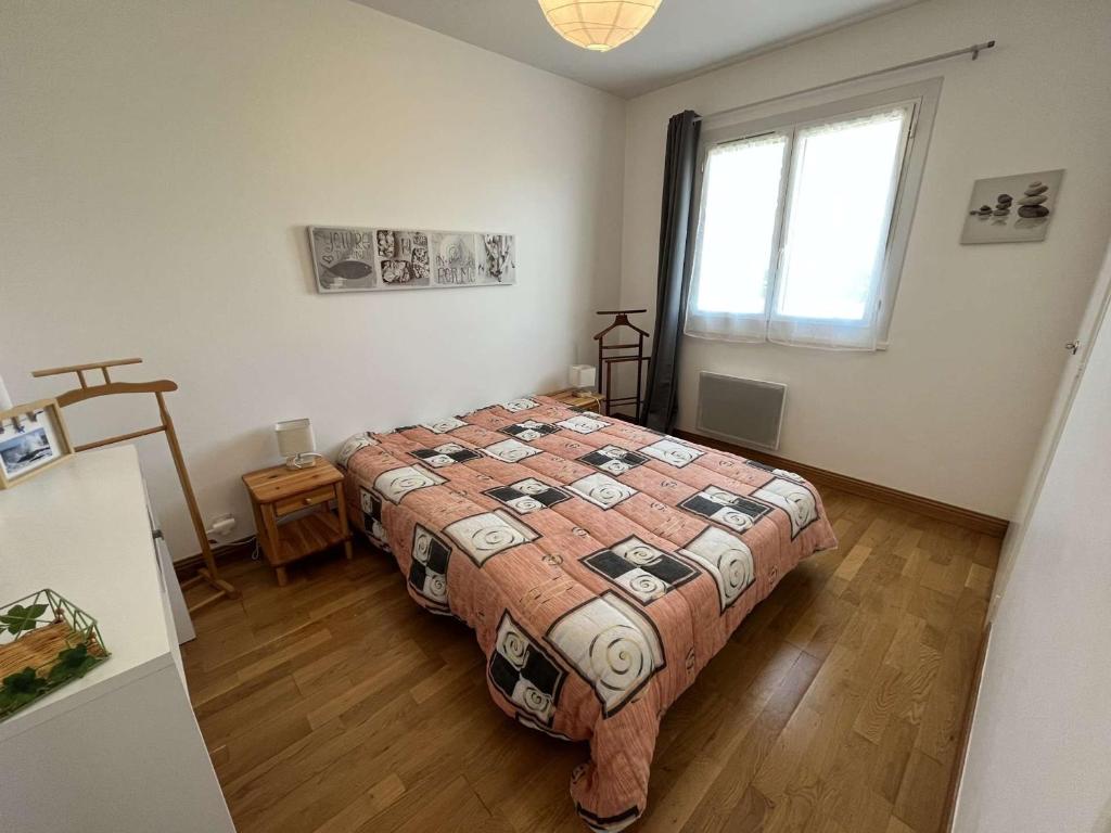 Posteľ alebo postele v izbe v ubytovaní Maison à St Hilaire de Riez, proche plage, 7 pers, terrasse, jardin clos, animaux acceptés - FR-1-324-544