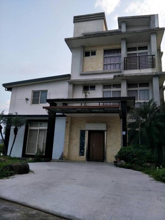a large house with a driveway in front of it at Lu He Feng Homestay in Luodong