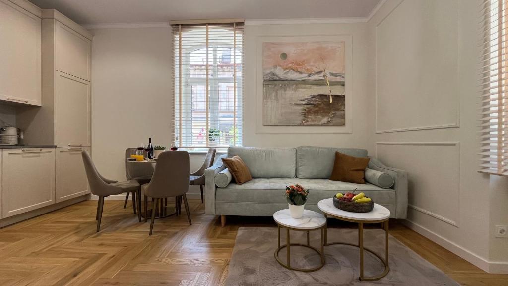 un salon avec un canapé et une table dans l'établissement Apartament Barska Park, à Przemyśl