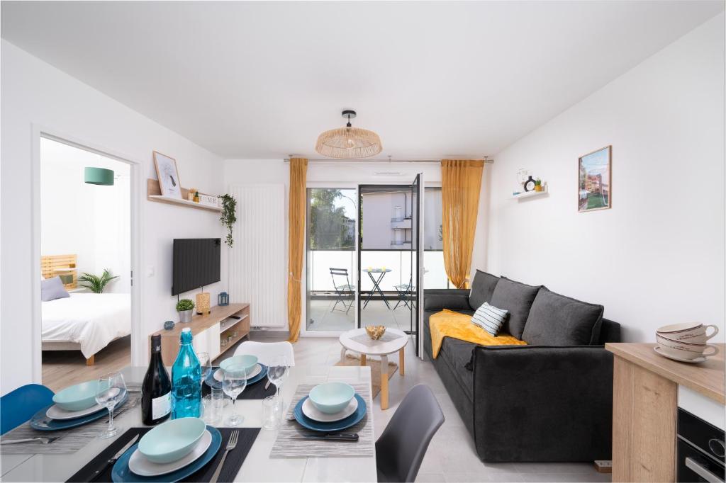 un salon avec un canapé et une table dans l'établissement Appartement neuf cosy en ville 4 pers, à Annecy