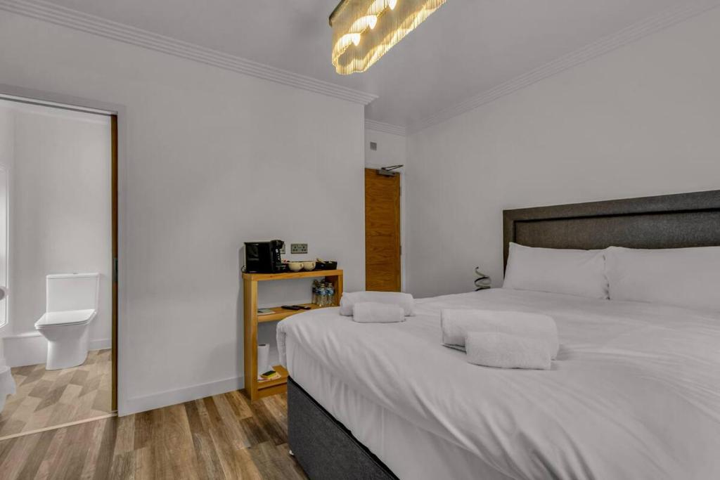 Кровать или кровати в номере Downs View a Tranquil Space for Two Pass The Keys