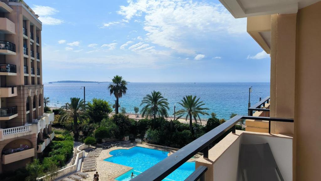 une vue sur l'océan depuis le balcon d'un immeuble dans l'établissement Pierre et Vacances Palm d'Azur 459, à Cannes