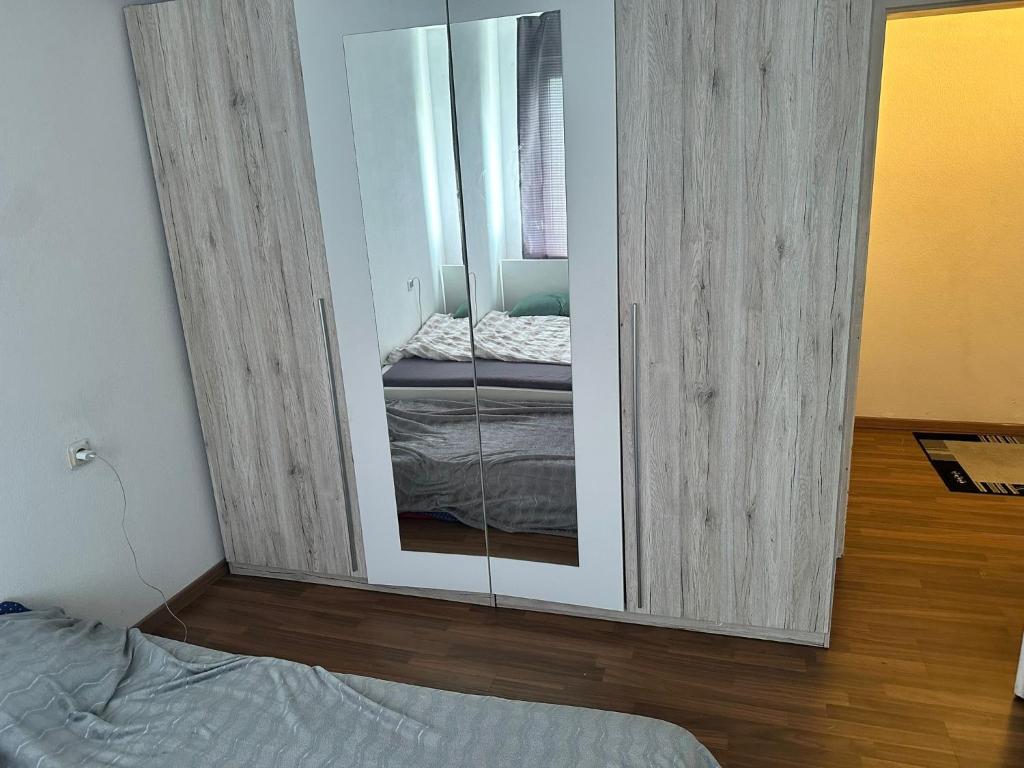 espejo en la esquina de una habitación con cama en Dortmund, en Dortmund