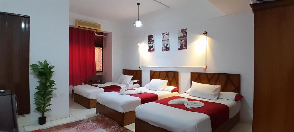 Postel nebo postele na pokoji v ubytování ALShawarbi Plaza Hotel