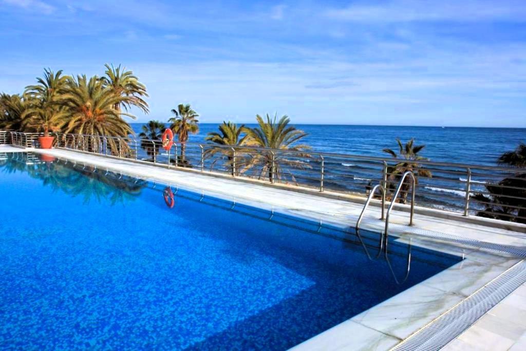 Bazén v ubytovaní Marina Mariola by Coral Beach alebo v jeho blízkosti