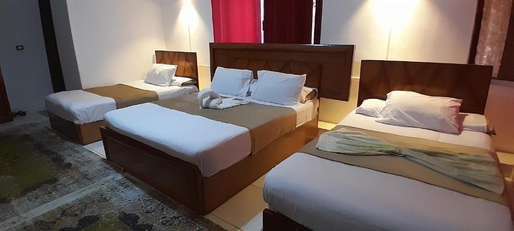 Postel nebo postele na pokoji v ubytování ALShawarbi Plaza Hotel