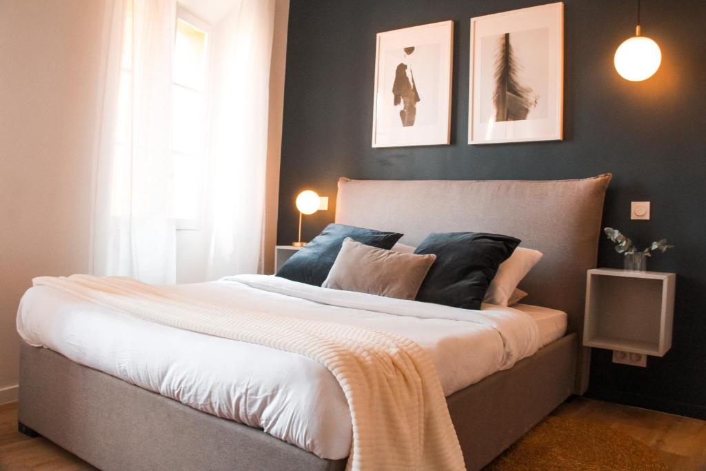 - une chambre avec un grand lit aux murs noirs dans l'établissement Magnifique Appartement de 3 chambres + Parking, à Grasse