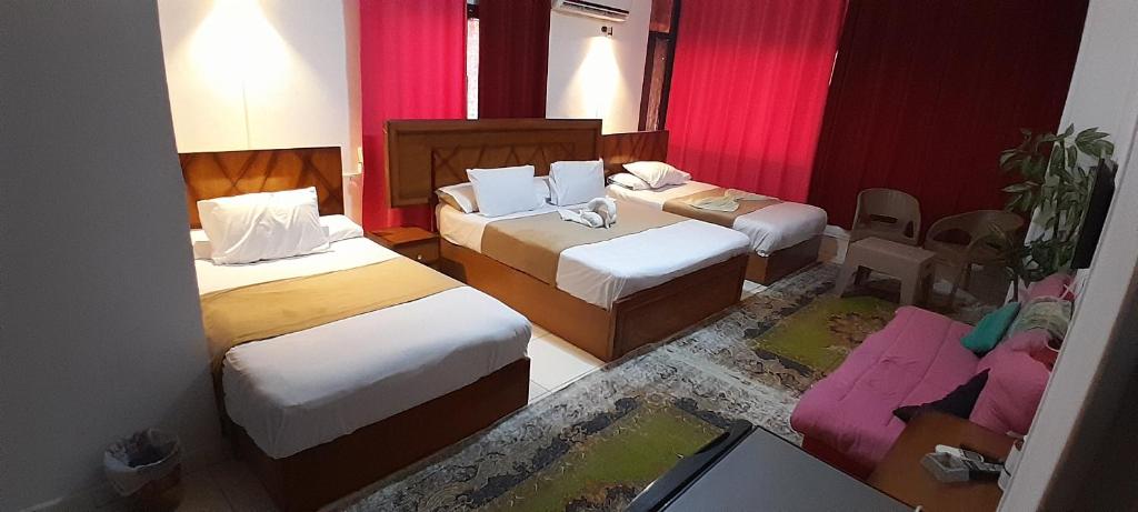 Postel nebo postele na pokoji v ubytování ALShawarbi Plaza Hotel