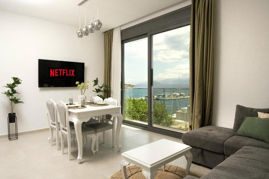 Μια τηλεόραση ή/και κέντρο ψυχαγωγίας στο Sea view Uno apartment 2