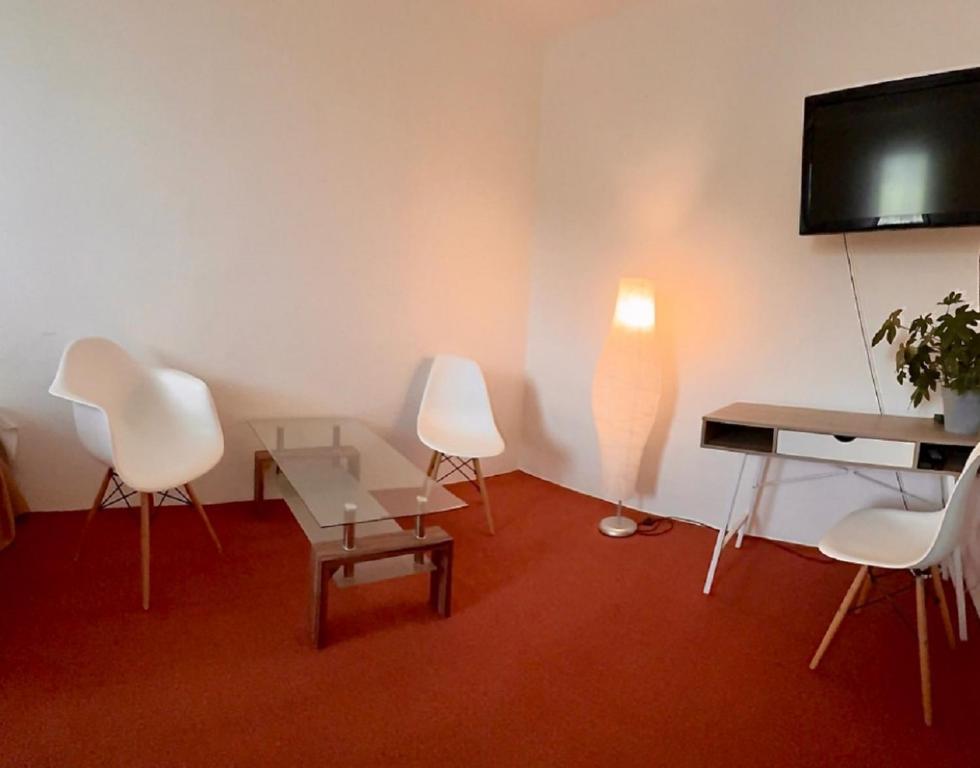 TV a/nebo společenská místnost v ubytování Hotel Admiral