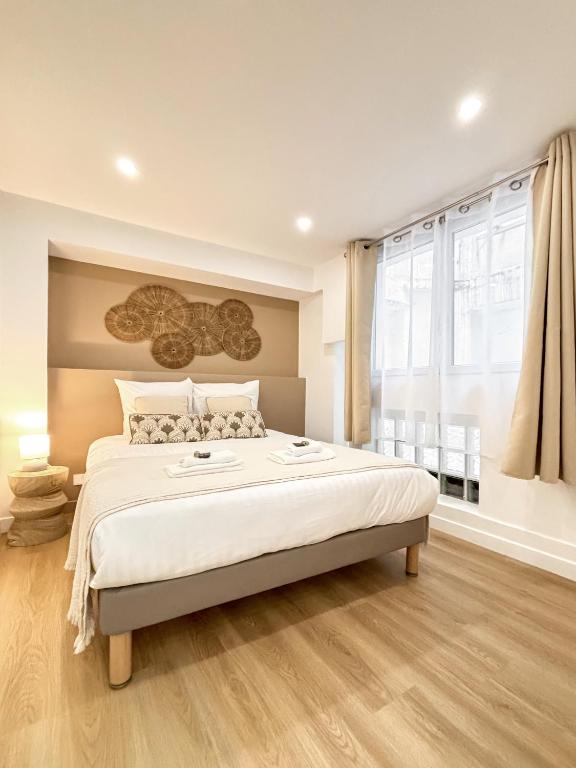 une chambre avec un grand lit et une fenêtre dans l'établissement Nets Inn Apartment - Gare de Lyon, à Paris