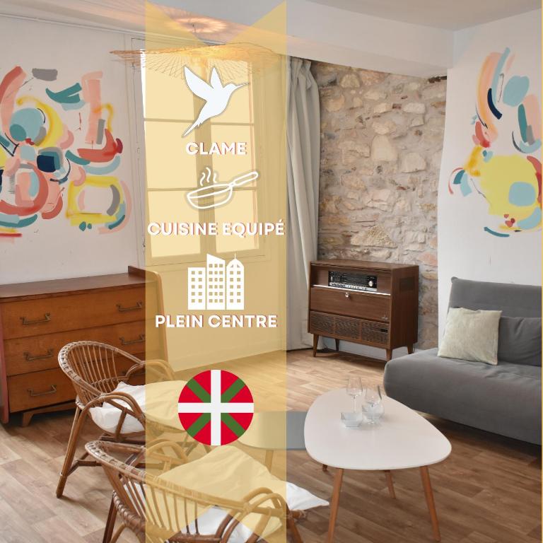 un salon avec un canapé et une table dans l'établissement L'authentique - Centre - Calme - Équipé - Basque, à Bayonne