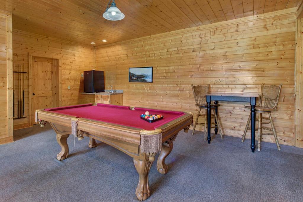 TV a/nebo společenská místnost v ubytování Papa Bears Cabin by Stony Brook Cabins