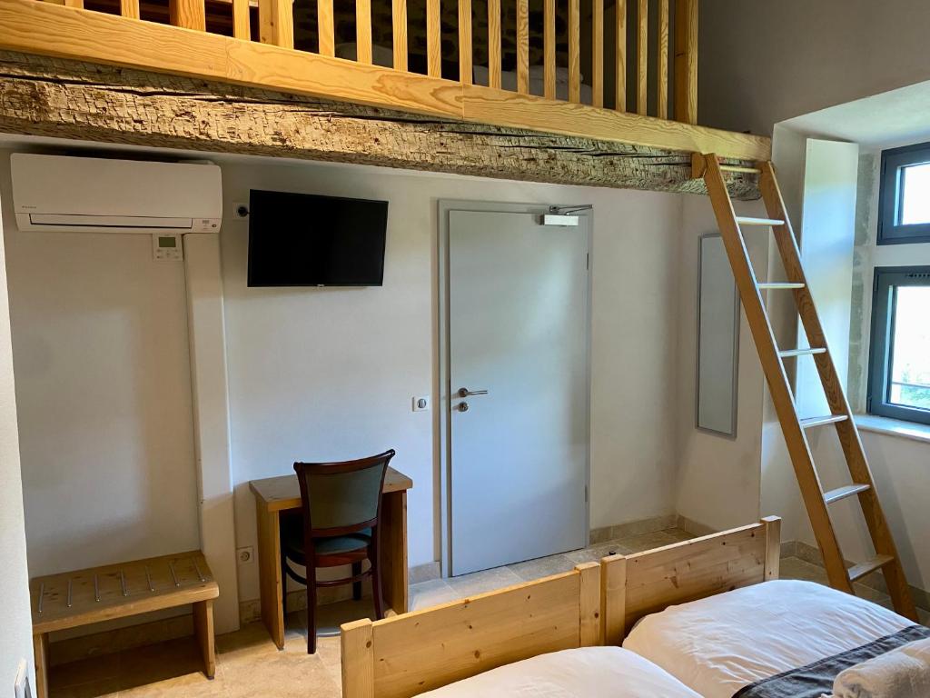 Postel nebo postele na pokoji v ubytování Château du Poët-Célard