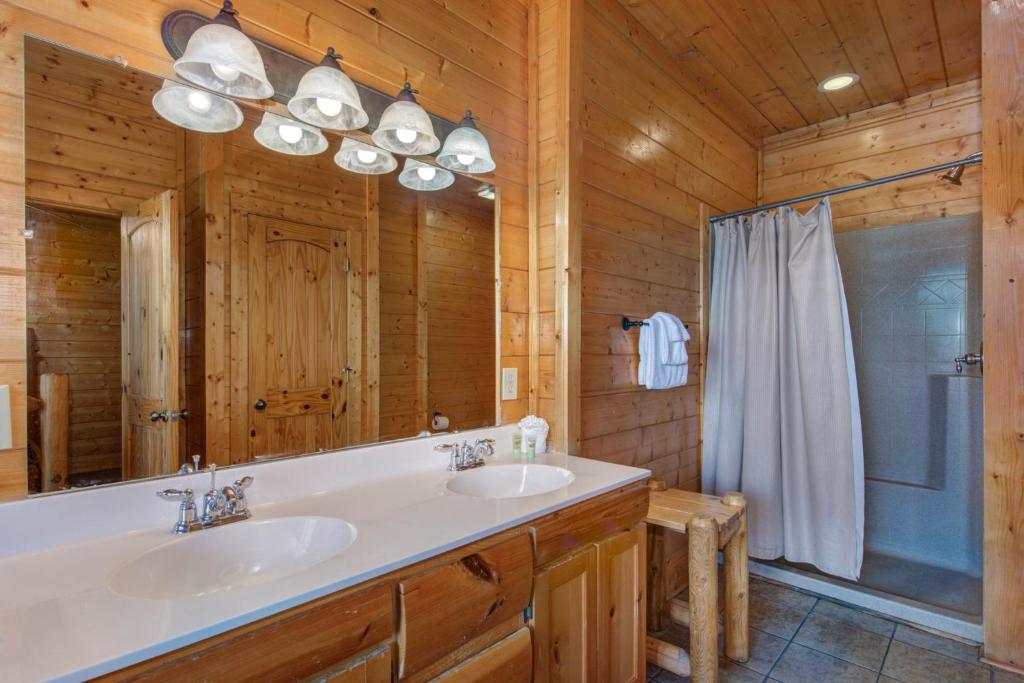 Koupelna v ubytování Papa Bears Cabin by Stony Brook Cabins