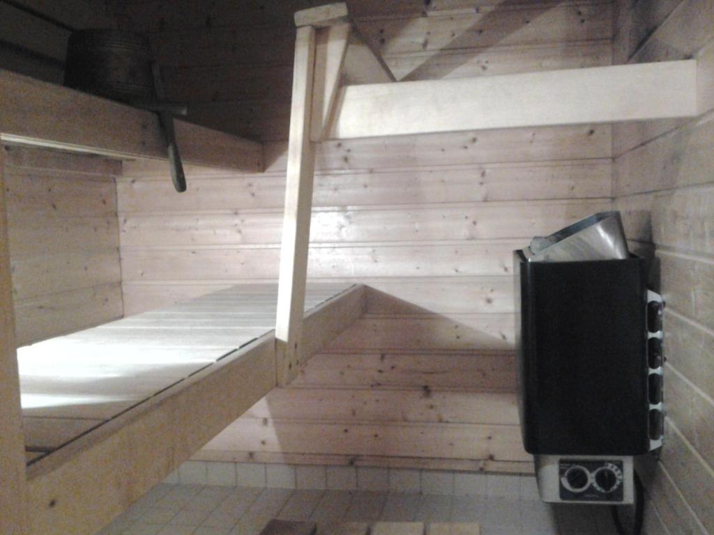 eine leere Sauna mit einer Bank in einem Zimmer in der Unterkunft Apartment Seita in Levi