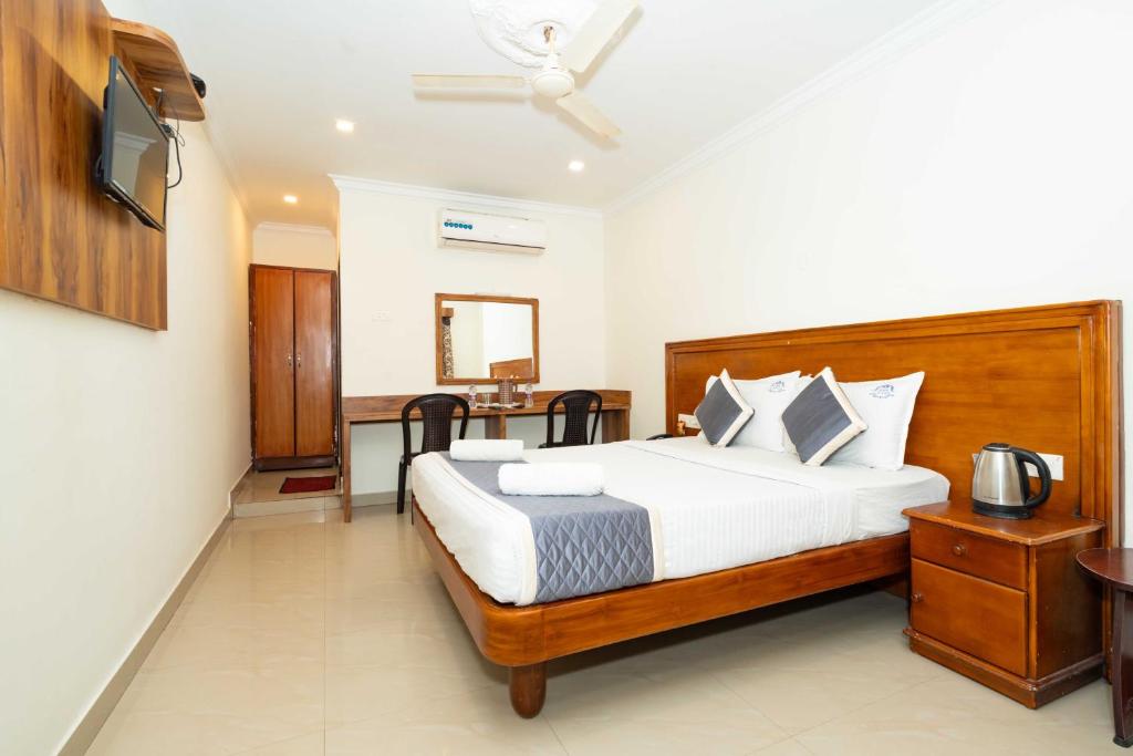 Postel nebo postele na pokoji v ubytování HOTEL NNP GRAND Rameswaram