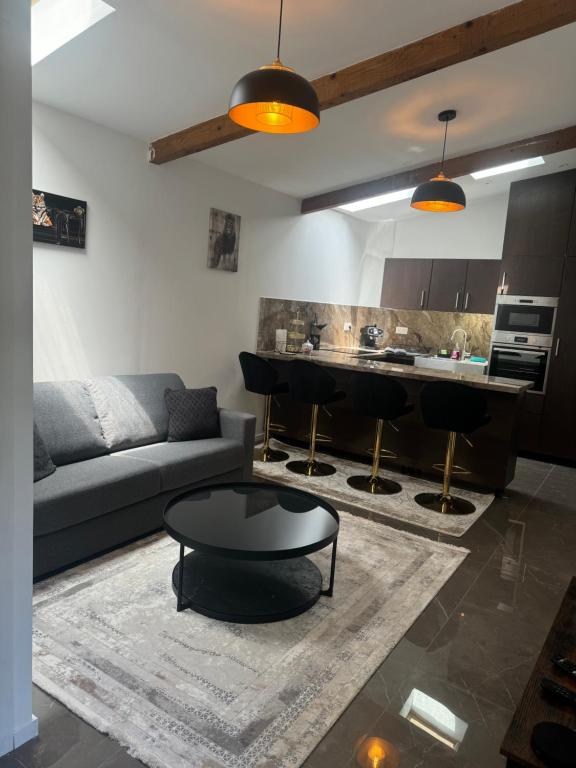 un salon avec un canapé et une table dans l'établissement French Riviera, à Cannes