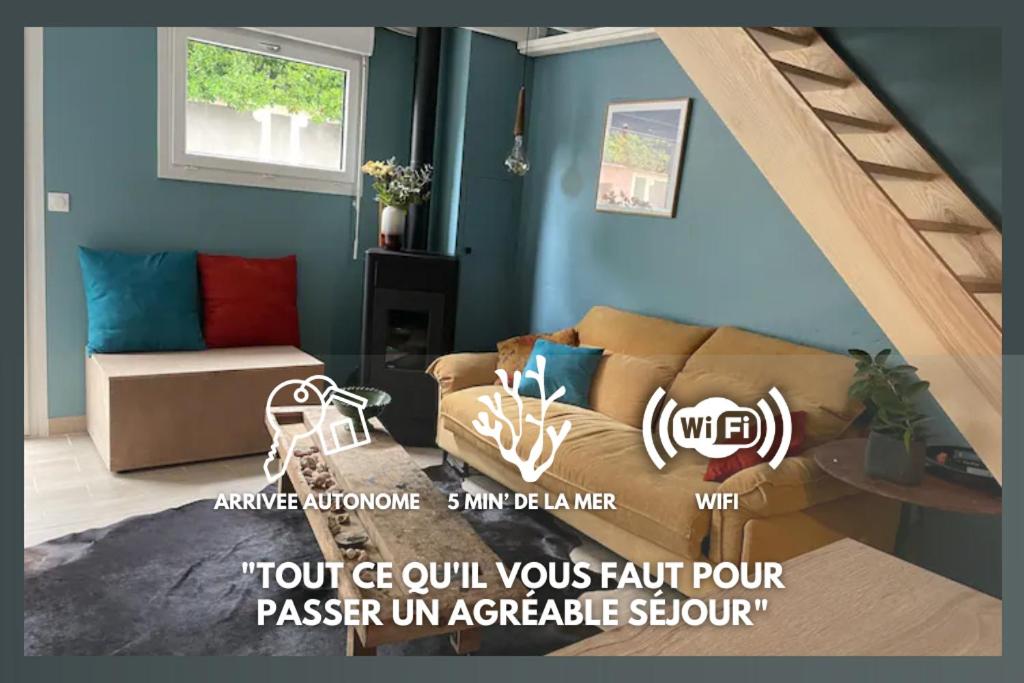 un soggiorno con un divano e una scala di LOFT BULOT MAYO’S à 200 Mètres de la plage . a Wimereux