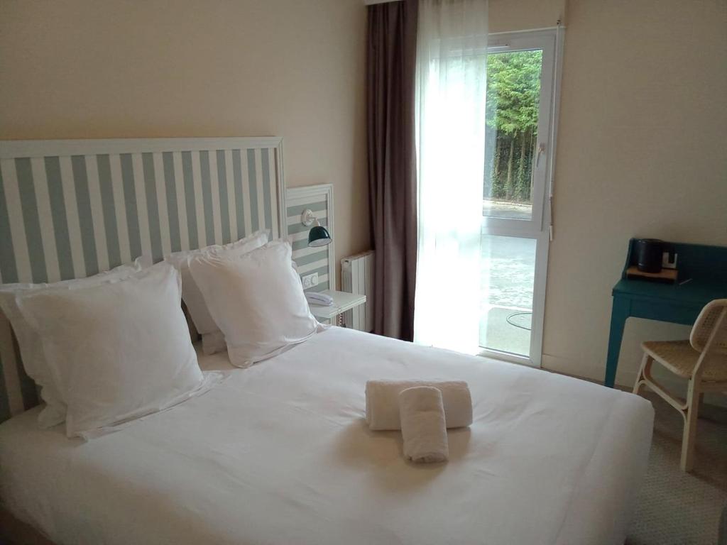 Postel nebo postele na pokoji v ubytování Best Western Flers Centre Gare