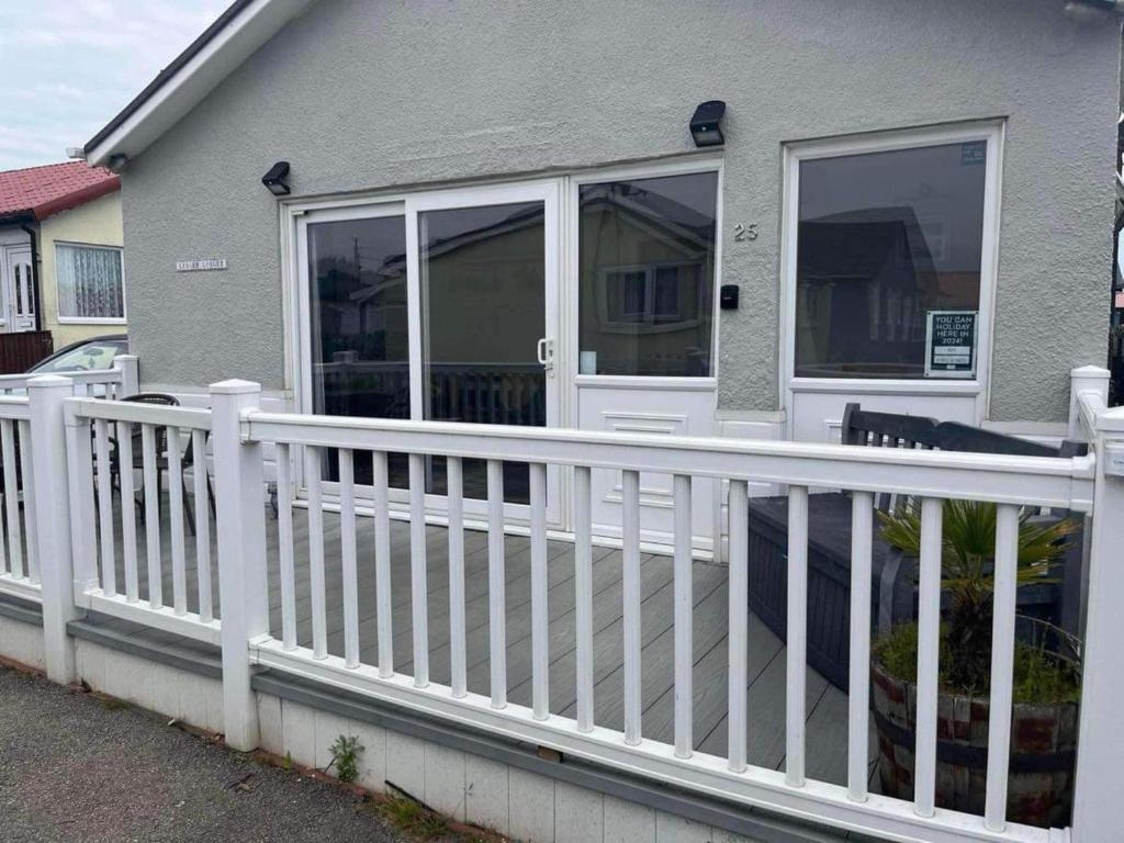 ブリドリントンにあるSeasideEscape-2Br-Sleeps4-Parking-PetsOK-Fireplaceの家の前の白い柵