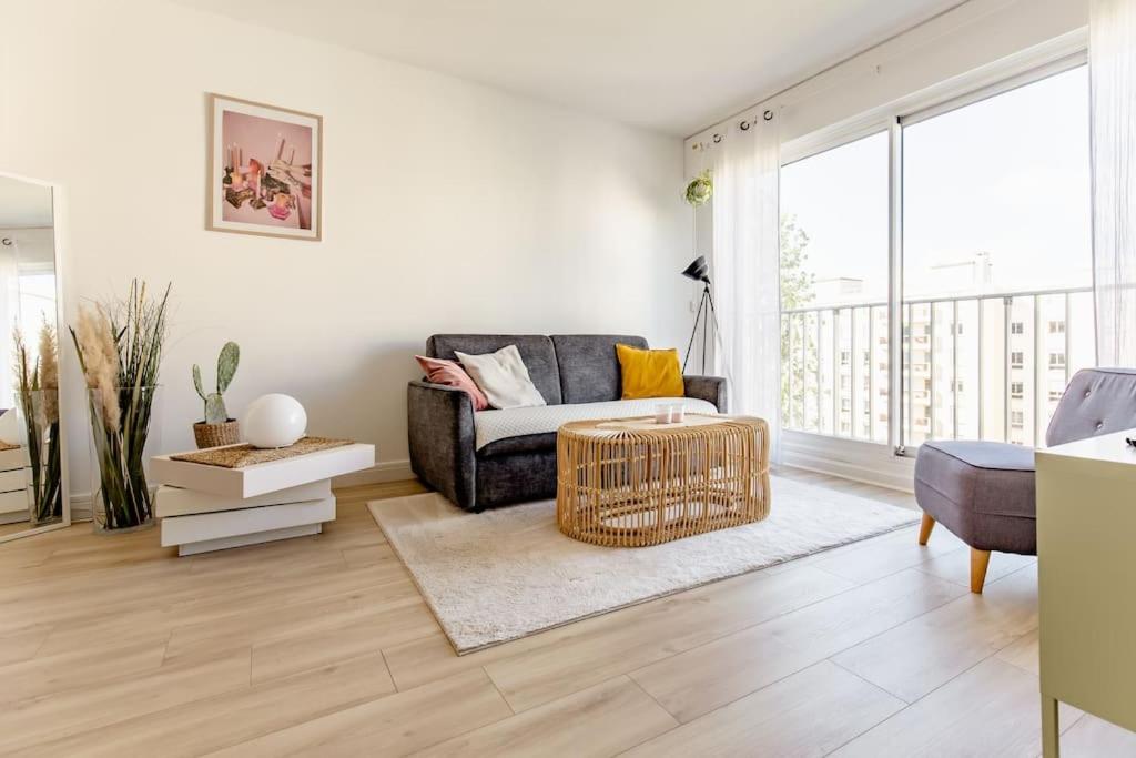 un salon avec un canapé et une table dans l'établissement Studio 119, à Levallois-Perret