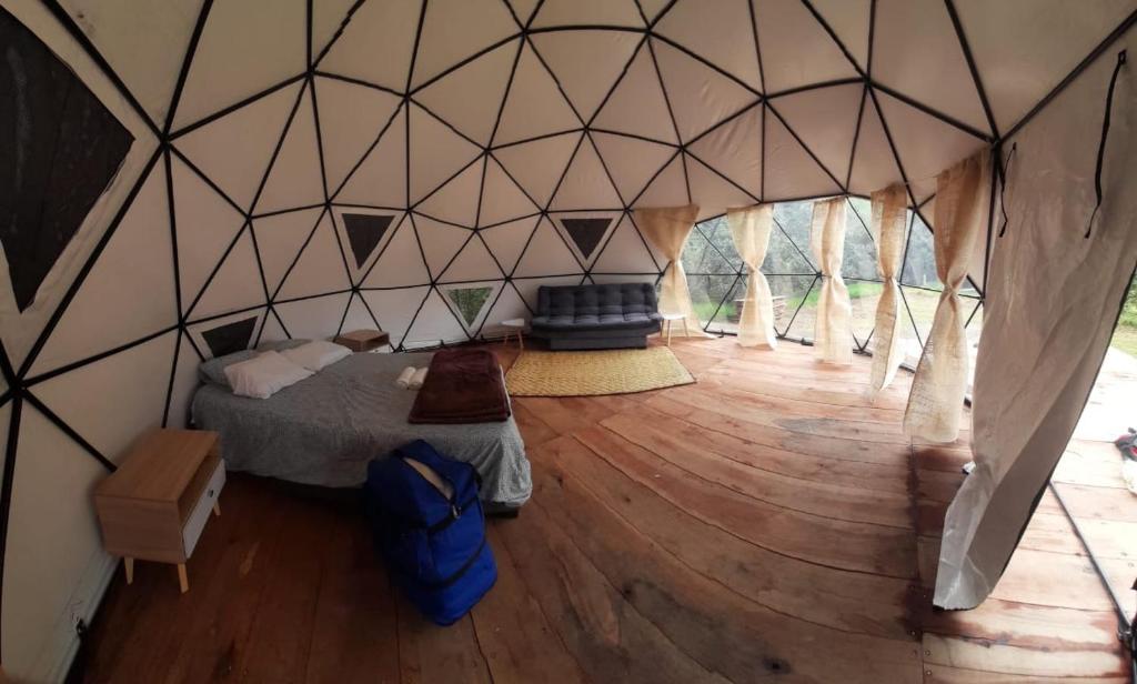 Postel nebo postele na pokoji v ubytování Glamping Termales Aguatibia