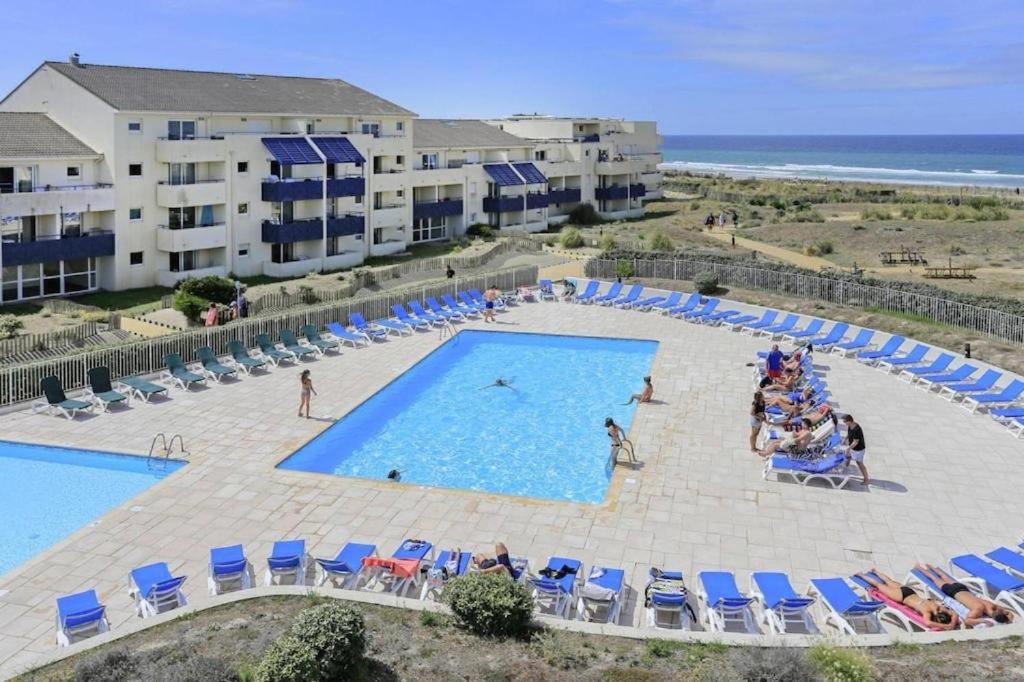 une vue aérienne d'une piscine dans un complexe hôtelier dans l'établissement Beach Side, à Lacanau-Océan