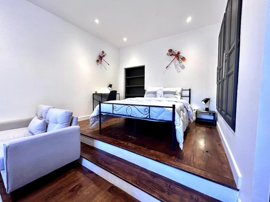 une chambre avec un lit et un canapé dans l'établissement Le Puyravault - Studio situé en plein centre-ville & proche des thermes, à Rochefort