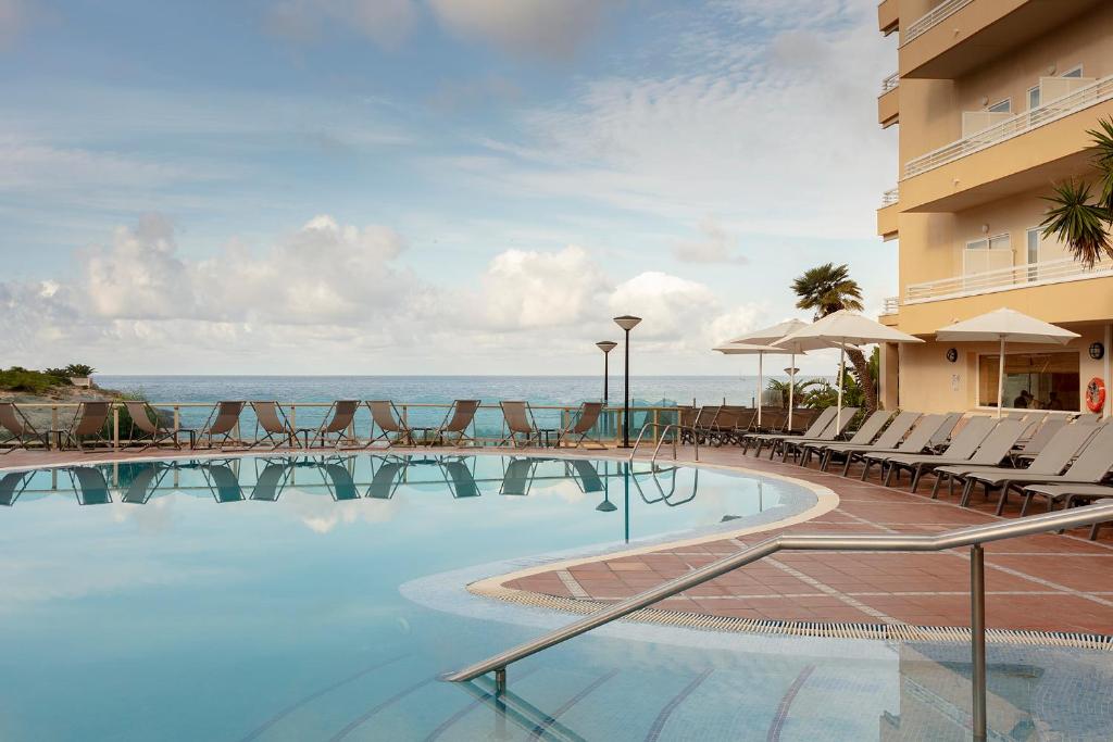 Bazén v ubytování Hotel Cala Font nebo v jeho okolí