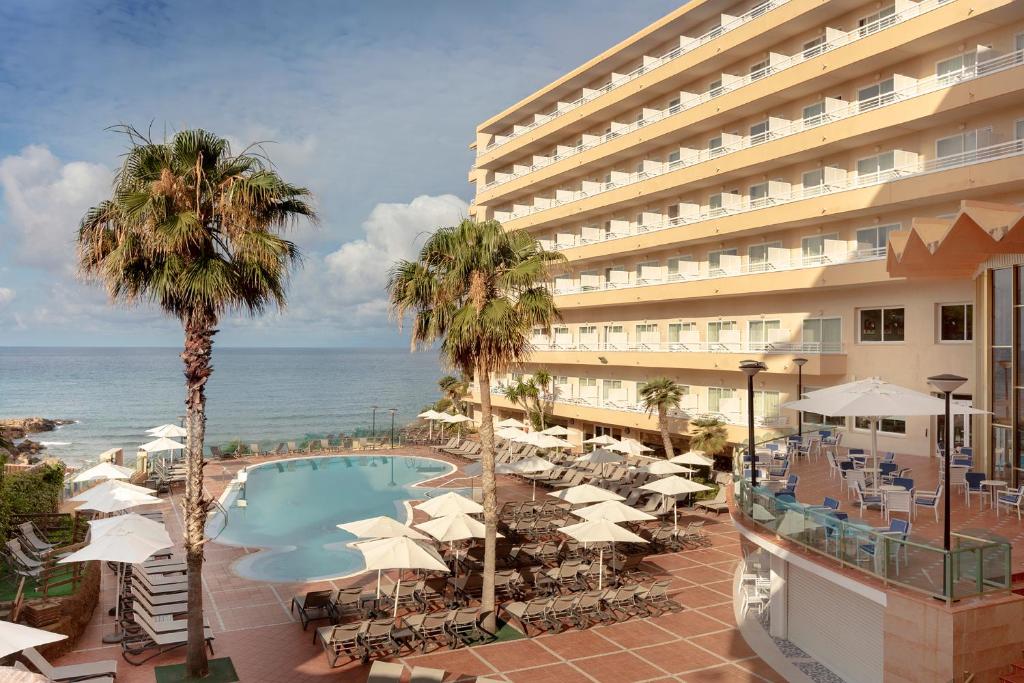 Bazén v ubytování Hotel Cala Font nebo v jeho okolí