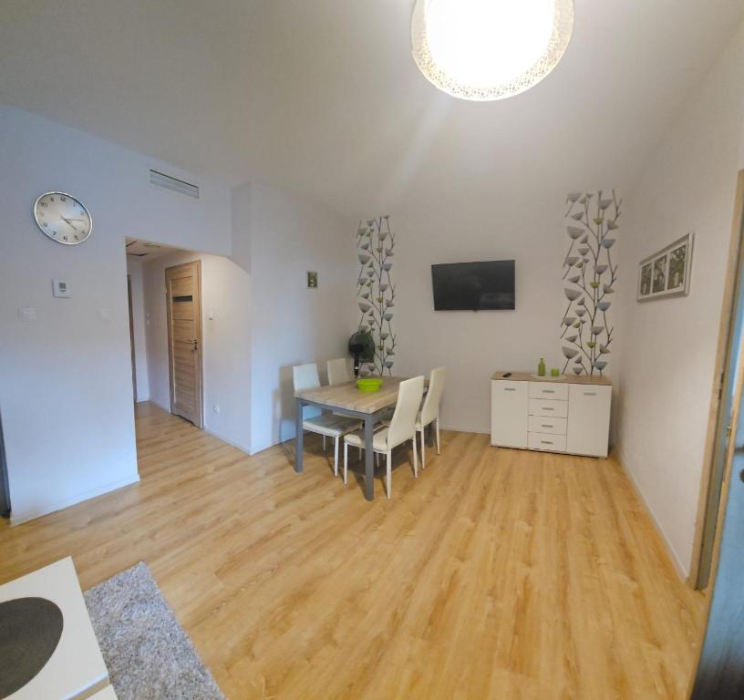 salon ze stołem i jadalnią w obiekcie Apartamenty Kolorowe Etna w Kołobrzegu