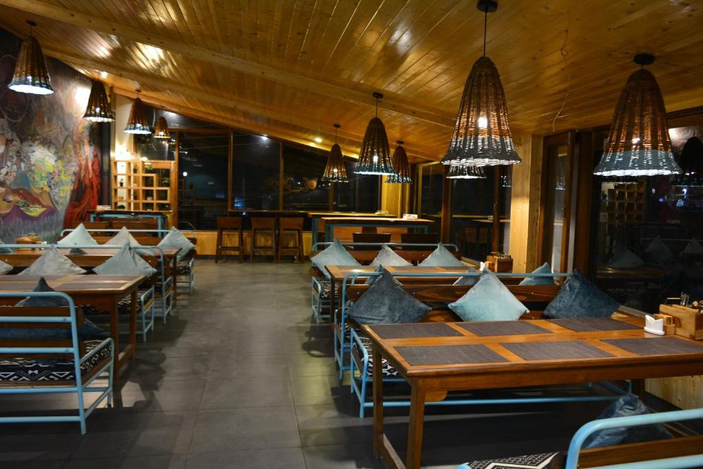 Restaurace v ubytování Hotel Neelgiri - Manali Diaries