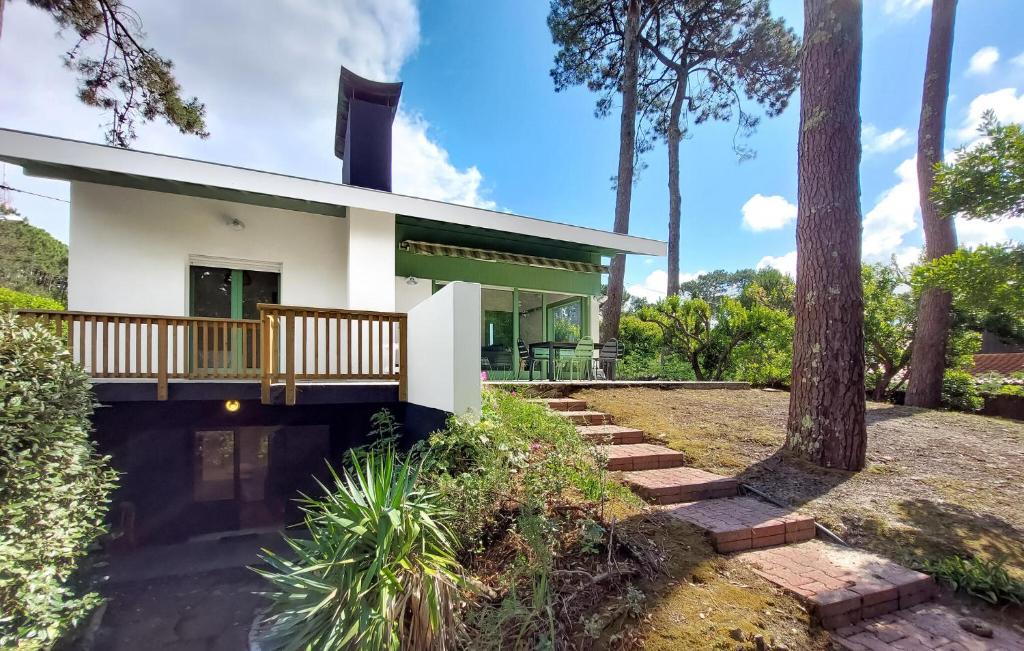 une maison avec un balcon et un arbre dans l'établissement Nice Home In Lege-Cap-Ferret With Wifi, à Lège-Cap-Ferret