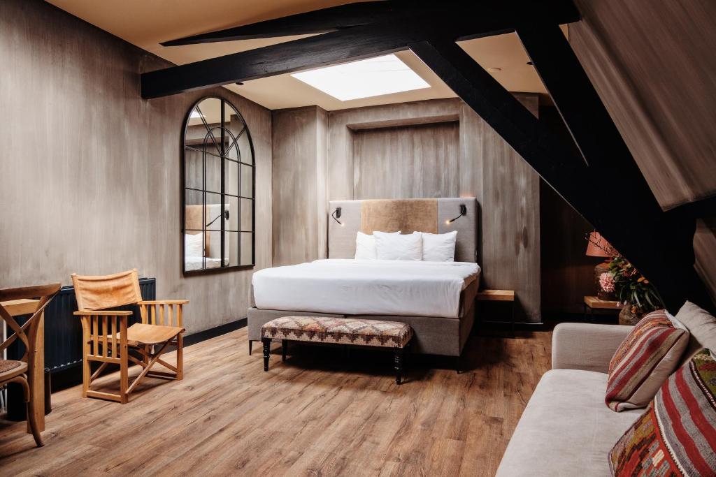 a bedroom with a bed and a table and chairs at City Center Lodge Utrecht in Utrecht