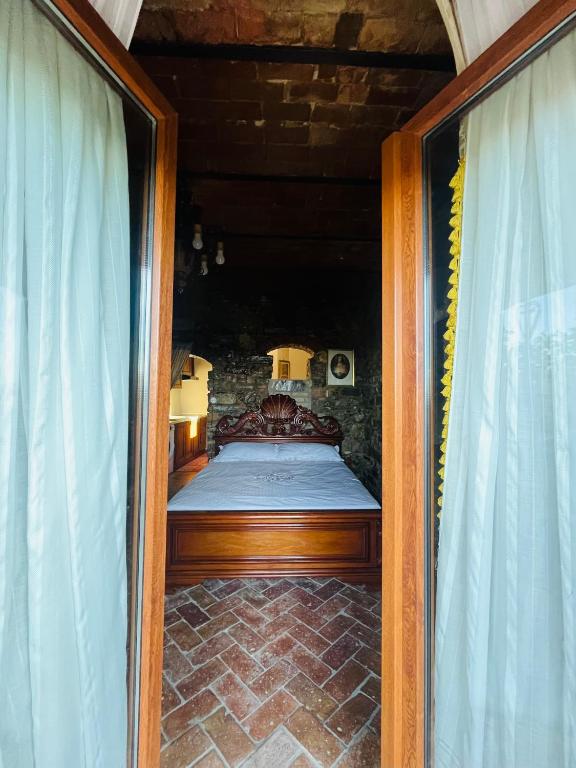 una finestra aperta con un letto in una stanza di Rabat home a Tursi