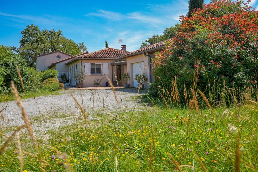 une maison avec un jardin devant dans l'établissement Lou Poutou du Levant, à Gramat
