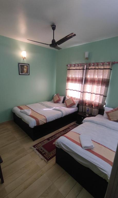 Llit o llits en una habitació de Hotel Pokhara Paradise